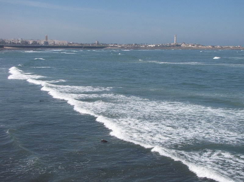 120312_kust casablanca.jpg - De eerste nacht verblijven we in Marrakech, maar de stad bezoeken staat pas later in de week op het programma. Op maandagmorgen vertrekken we meteen na het ontbijt richting Casablanca en Rabat. Onze eerste stop is Casablanca.
